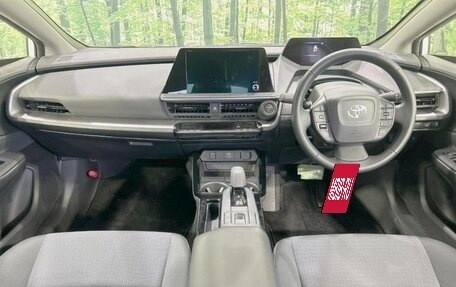 Toyota Prius IV XW50, 2024 год, 3 300 000 рублей, 7 фотография