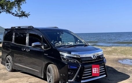 Toyota Voxy III, 2018 год, 2 385 000 рублей, 4 фотография