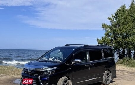 Toyota Voxy III, 2018 год, 2 385 000 рублей, 3 фотография