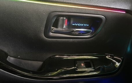 Toyota Voxy III, 2018 год, 2 385 000 рублей, 12 фотография