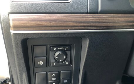 Toyota Land Cruiser Prado 150 рестайлинг 2, 2020 год, 5 600 000 рублей, 13 фотография