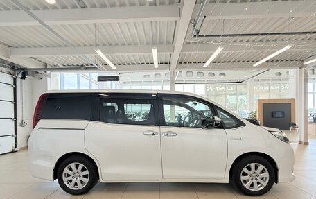 Toyota Esquire I, 2015 год, 1 999 999 рублей, 7 фотография