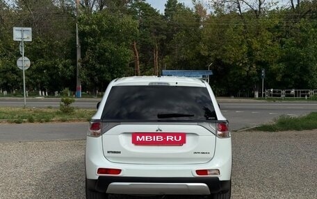 Mitsubishi Outlander III рестайлинг 3, 2014 год, 1 550 000 рублей, 5 фотография