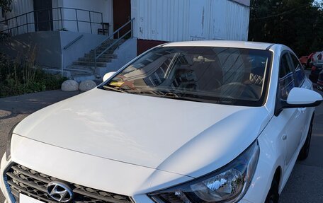 Hyundai Solaris II рестайлинг, 2017 год, 870 000 рублей, 2 фотография