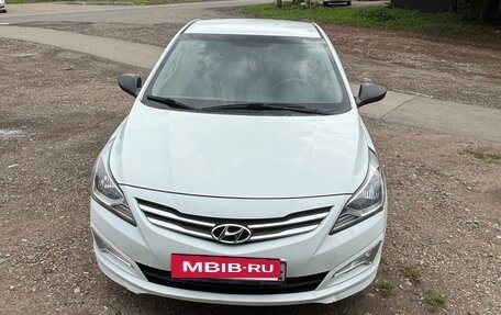 Hyundai Solaris II рестайлинг, 2015 год, 1 050 000 рублей, 2 фотография