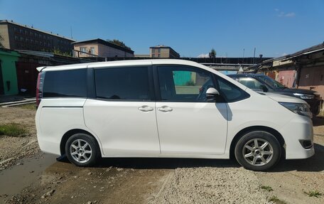 Toyota Noah III, 2020 год, 2 199 000 рублей, 4 фотография