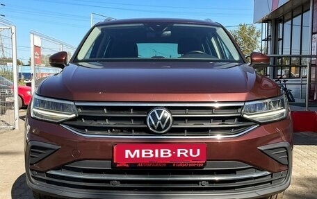Volkswagen Tiguan II, 2021 год, 2 599 000 рублей, 2 фотография