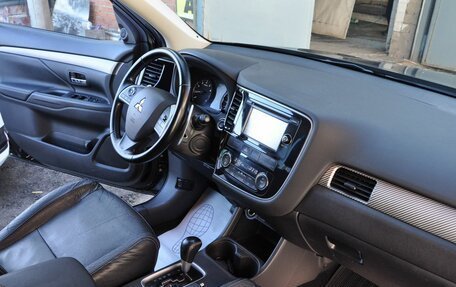 Mitsubishi Outlander III рестайлинг 3, 2014 год, 1 670 000 рублей, 11 фотография