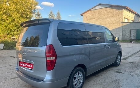 Hyundai Grand Starex Grand Starex I рестайлинг 2, 2011 год, 1 350 000 рублей, 2 фотография