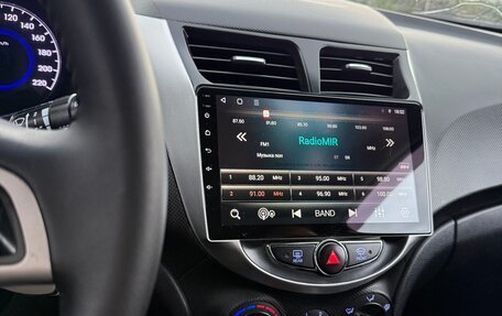 Hyundai Solaris II рестайлинг, 2013 год, 700 000 рублей, 1 фотография