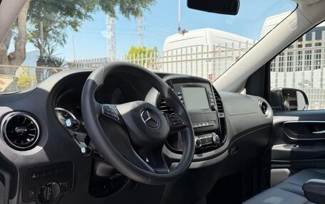 Mercedes-Benz Vito, 2023 год, 3 700 000 рублей, 18 фотография