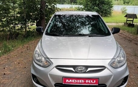 Hyundai Solaris II рестайлинг, 2011 год, 620 000 рублей, 1 фотография