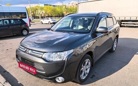 Mitsubishi Outlander III рестайлинг 3, 2013 год, 1 700 000 рублей, 4 фотография