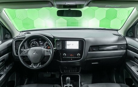 Mitsubishi Outlander III рестайлинг 3, 2020 год, 2 300 000 рублей, 13 фотография