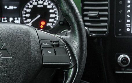 Mitsubishi Outlander III рестайлинг 3, 2020 год, 2 300 000 рублей, 16 фотография