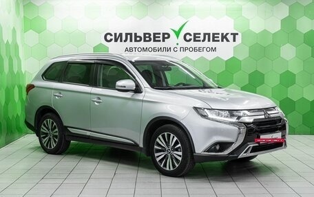 Mitsubishi Outlander III рестайлинг 3, 2020 год, 2 300 000 рублей, 5 фотография