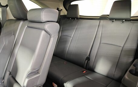 Toyota Highlander, 2023 год, 4 799 000 рублей, 28 фотография