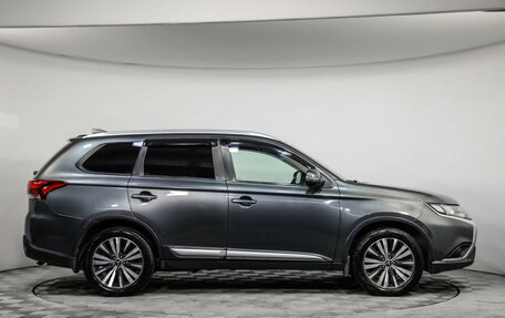 Mitsubishi Outlander III рестайлинг 3, 2019 год, 1 899 000 рублей, 4 фотография