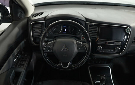 Mitsubishi Outlander III рестайлинг 3, 2019 год, 1 899 000 рублей, 10 фотография