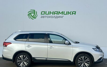 Mitsubishi Outlander III рестайлинг 3, 2019 год, 2 250 000 рублей, 4 фотография