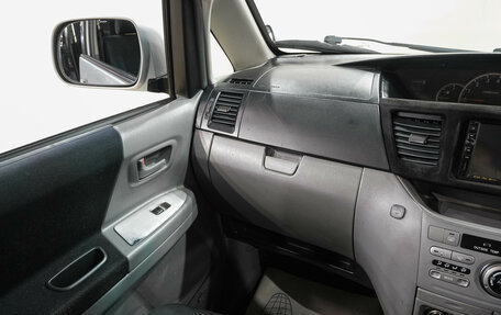 Toyota Voxy II, 2006 год, 1 149 000 рублей, 17 фотография