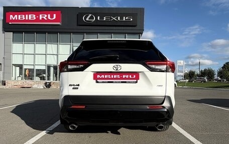 Toyota RAV4, 2021 год, 3 600 000 рублей, 5 фотография