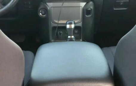 Toyota Land Cruiser Prado 150 рестайлинг 2, 2017 год, 4 200 000 рублей, 10 фотография