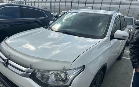 Mitsubishi Outlander III рестайлинг 3, 2014 год, 1 550 000 рублей, 2 фотография