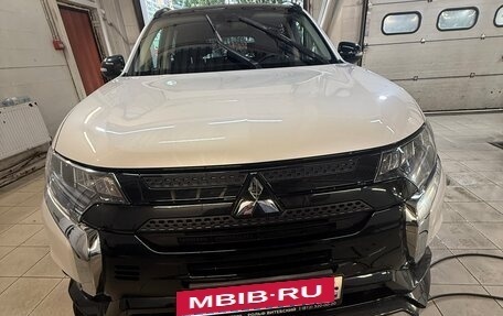 Mitsubishi Outlander III рестайлинг 3, 2022 год, 3 300 000 рублей, 4 фотография