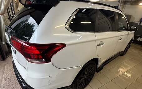 Mitsubishi Outlander III рестайлинг 3, 2022 год, 3 300 000 рублей, 7 фотография