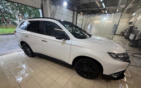 Mitsubishi Outlander III рестайлинг 3, 2022 год, 3 300 000 рублей, 6 фотография