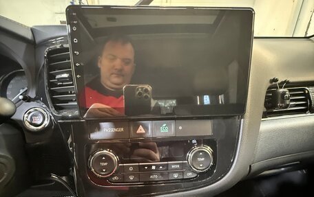 Mitsubishi Outlander III рестайлинг 3, 2022 год, 3 300 000 рублей, 10 фотография