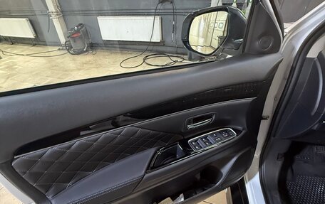 Mitsubishi Outlander III рестайлинг 3, 2022 год, 3 300 000 рублей, 9 фотография