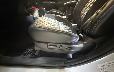 Mitsubishi Outlander III рестайлинг 3, 2022 год, 3 300 000 рублей, 12 фотография