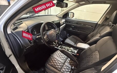 Mitsubishi Outlander III рестайлинг 3, 2022 год, 3 300 000 рублей, 8 фотография