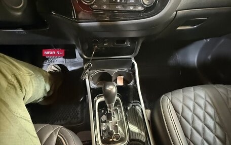 Mitsubishi Outlander III рестайлинг 3, 2022 год, 3 300 000 рублей, 11 фотография