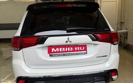 Mitsubishi Outlander III рестайлинг 3, 2022 год, 3 300 000 рублей, 17 фотография