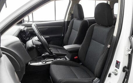 Mitsubishi Outlander III рестайлинг 3, 2017 год, 2 199 000 рублей, 7 фотография