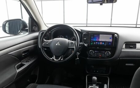 Mitsubishi Outlander III рестайлинг 3, 2017 год, 2 199 000 рублей, 11 фотография