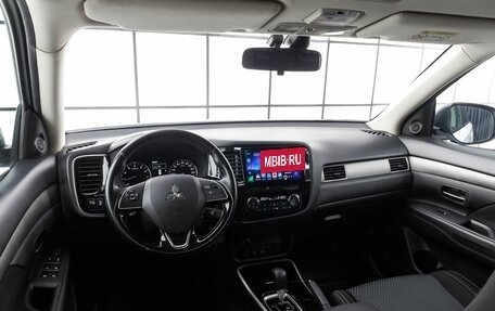 Mitsubishi Outlander III рестайлинг 3, 2017 год, 2 199 000 рублей, 10 фотография