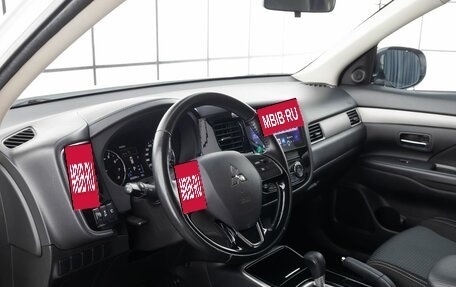 Mitsubishi Outlander III рестайлинг 3, 2017 год, 2 199 000 рублей, 9 фотография