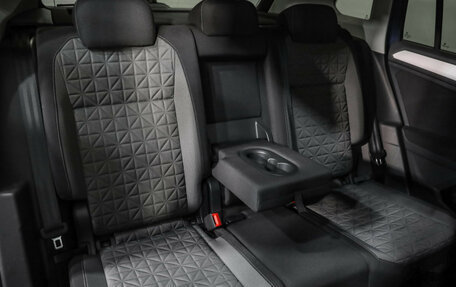 Volkswagen Tiguan II, 2021 год, 2 499 000 рублей, 23 фотография