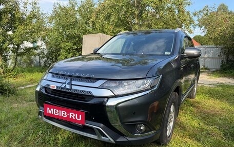 Mitsubishi Outlander III рестайлинг 3, 2019 год, 2 150 000 рублей, 2 фотография