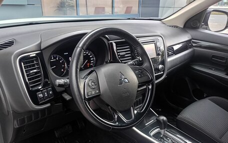 Mitsubishi Outlander III рестайлинг 3, 2021 год, 2 425 000 рублей, 5 фотография