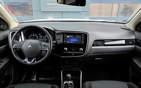 Mitsubishi Outlander III рестайлинг 3, 2021 год, 2 425 000 рублей, 8 фотография