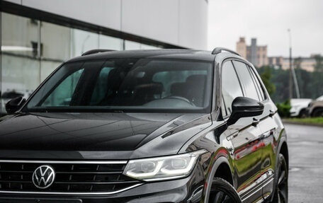Volkswagen Tiguan II, 2021 год, 3 599 000 рублей, 2 фотография