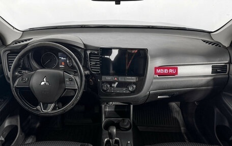Mitsubishi Outlander III рестайлинг 3, 2016 год, 1 678 000 рублей, 14 фотография