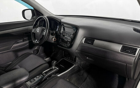 Mitsubishi Outlander III рестайлинг 3, 2018 год, 1 770 000 рублей, 13 фотография