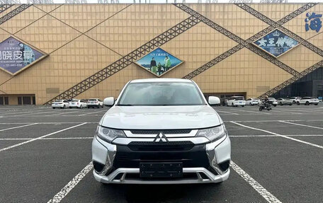Mitsubishi Outlander III рестайлинг 3, 2022 год, 1 850 001 рублей, 2 фотография