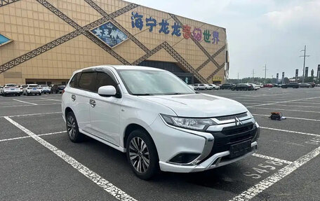 Mitsubishi Outlander III рестайлинг 3, 2022 год, 1 850 001 рублей, 3 фотография